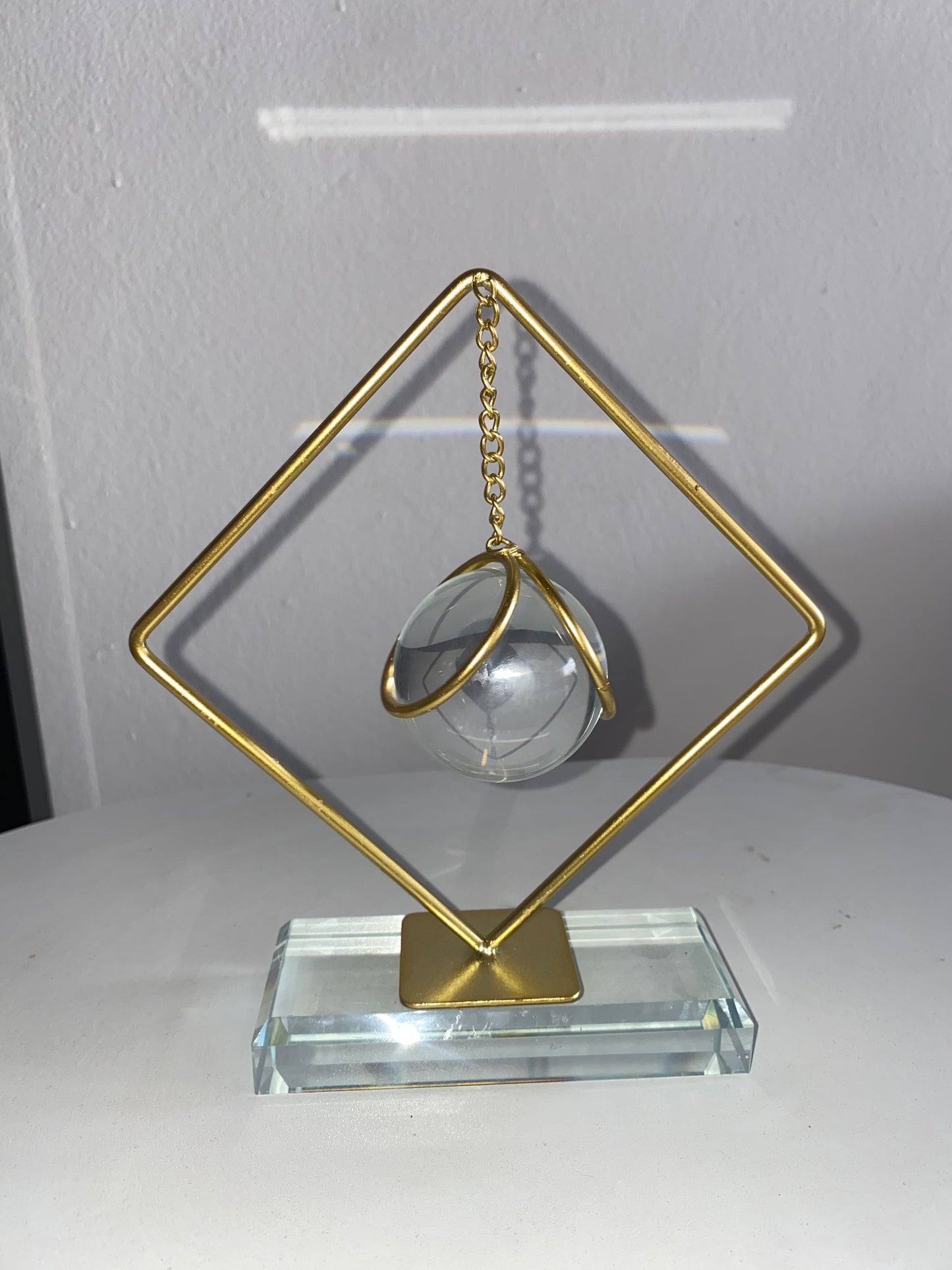 كرة كريستال معدنية ذهبية مزخرفة (قاعدة)، قطعة مركزية